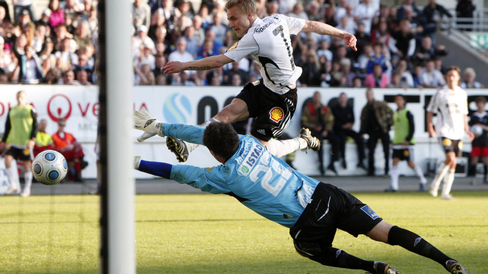 2-2 i SERIEN: Her utlikner RBKs Trond Olsen mot Molde i seriekampen i Trondheim i mai. Foto: Foto: Gorm Kallestad / SCANPIX