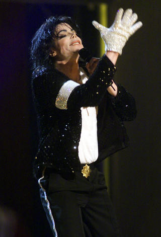 HANSKEN: Michael Jackson m�tte bruke hanske for � skjule sykdomen da han var m�rkhudet. Han fortsatte imidlertid � bruke hansken senere ogs�. Foto: Scanpix