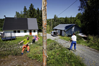 P� GRENSA: Huset er p�bygget, og ligger dermed inne i grensegata. Det f�r st�, men ei diger bj�rk m� felles. Grensegata skal nemlig ha fri sikt.