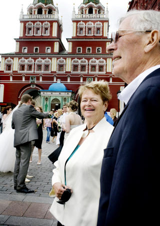 ALDRI UTEN OLAV: Hvis du trodde Gro Harlem Brundtland (70) satt p� strandpromenaden i Nice og n�t sitt otium, tok du feil. Men hun reiser ingen steder uten Olav. Foto: Agnete Brun/Dagbladet