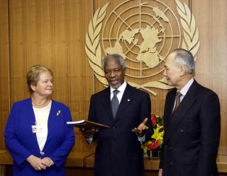 ELDERS:  Gro ble rekrutterte til dagens globale eldrer�d av Nelson Mandela. Her med Anand Panyarachun fra FNs panel om trusler, utfordringer og forandringer. Foto: Scanpix