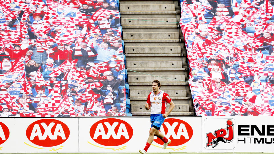 N�R KONKURS: Her jubler Lyns Lucas Pratto for utlikning mot LSK, foran tomme seter p� Ullevaal. I dag forteller klubben at den er n�r konkurs. 
Foto: Sara Johannessen / SCANPIX