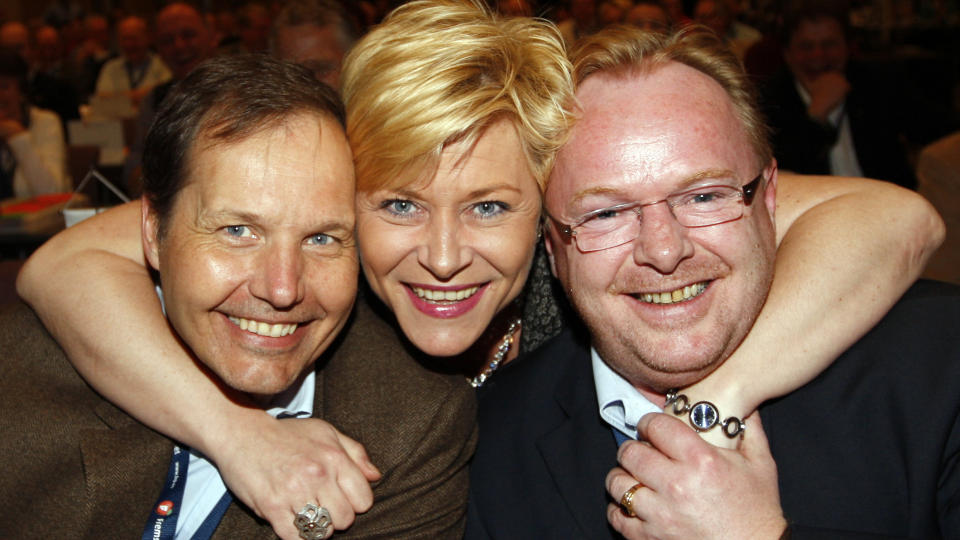 OPP OM MORRAN: Partiformann Siv Jensen tar et godt tak rundt Per Sandberg (t.h.) og Per Arne Olsen (t.v.)  - Norge b�r innf�re et krav som gj�r at sosialklienter f�r en d�gnrytme lik de som jobber, sier nestleder Per Arne Olsen i Frp.
Foto: Lise �serud  / SCANPIX