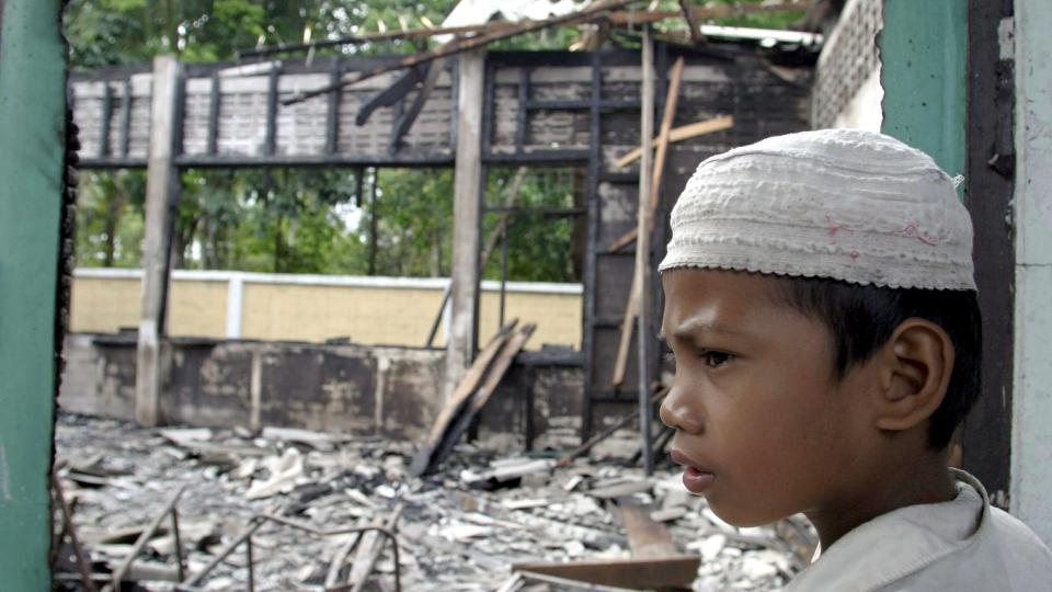 I SJOKK: En ung, thai-muslimsk gutt tar skadene i �yesyn etter at skolen han gikk p� i Pattani-provinsen ble brent ned. Foto: EPA/ABDULLAH WANGNI/Scanpix
