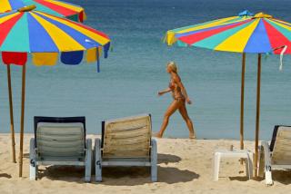 STRANDKOS: Det er trygt i Thailand for nordmenn, sier reiseselskapene. Foto: EPA/RUNGROJ YONGRIT/Scanpix