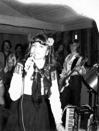 14 �R: Jenny vinner nok en talentkonkurranse, og f�r reise til Oslo og pr�vesynge i studioet til Arne Bendiksen.