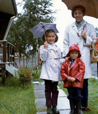 F�RSTE SKOLEDAG: Med mamma Elsa og lillebror Trygve hjemme i Bjerkvik.