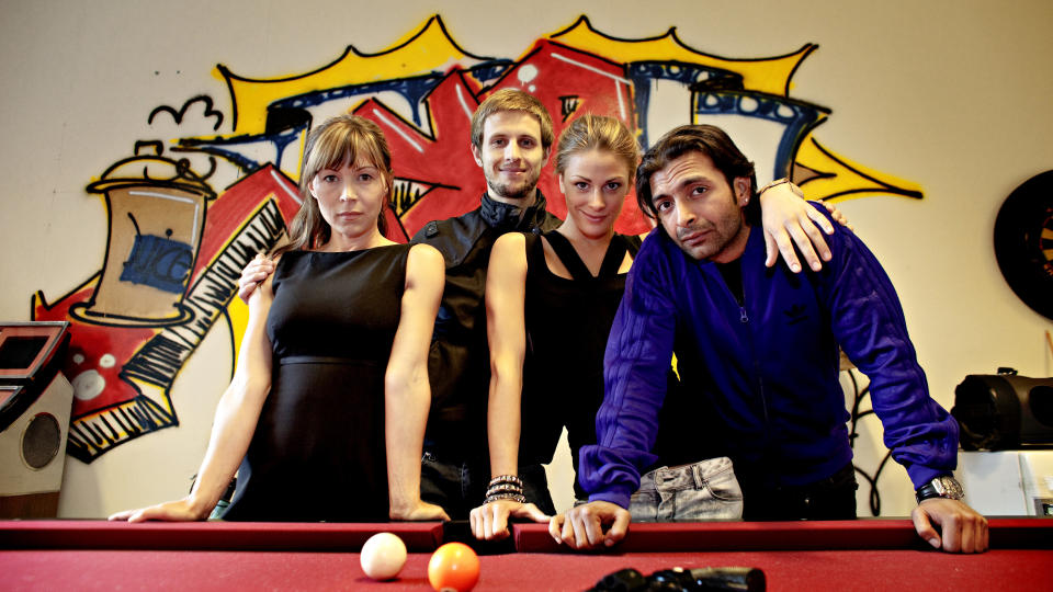 LAGER GANGSTERKOMEDIE: Fra venstre:  Yasmine Garbi, Anders Danielsen Lie, Jenny Skavlan og Leon Bashir. FOTO: LARS EIVIND BONES