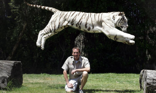 SHOW: Odin hopper over sin matfar Lee Munro under et show i 2007. Foto: AP Photo