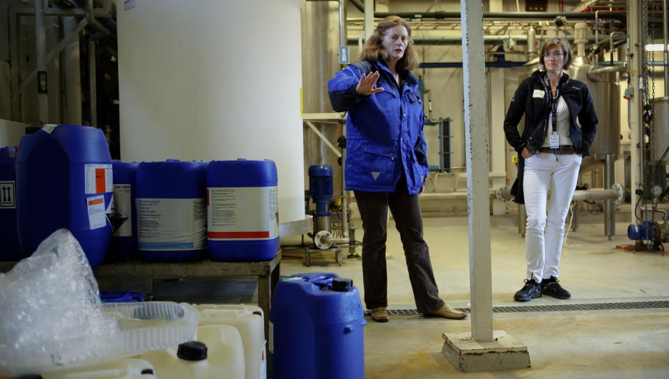LEGEMIDDELGIGANT: Axellion Pharmaceuticals hadde i 2007 driftsinntekter p� 426 millioner kroner. Etter en gigantbot for ulovlig antibiotikautslipp har selskapet laget fysiske barrierer mot utslipp og kurset ansatte i forebyggende arbeid. HMS-ansvarlig ved Axillion Karin Loftsg�rd (t.v.) lover stadig fokus p� milj�sikkerheten. Det er SFT-direkt�r Ellen Hambro (t.h.) forn�yd med. Foto: Lars Lindqvist/Dagbladet.