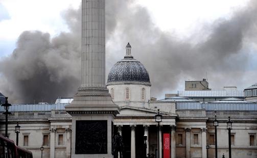 KRAFTIG R�YKUTVIKLING: Brannen preget sentrum av London i ettermiddag, her himmelen bak nasjonalgalleriet. Foto: ANDY RAIN/EPA/SCANPIX
