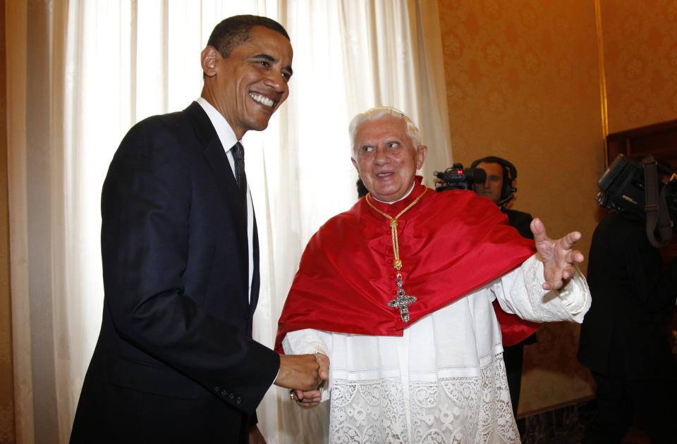 PRESIDENT M�TTE PAVE: Barack Obama rakk � bes�ke pave Benedict XVI f�r han satte kursen mot Afrika. Foto: REUTERS