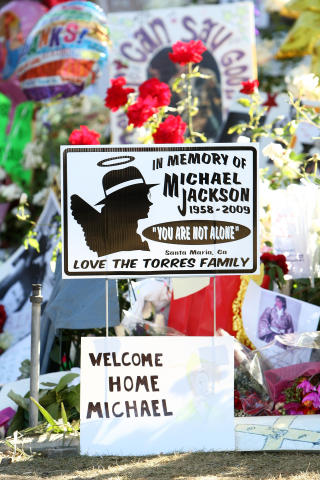 EN SISTE HILSEN: Hilsener fra fansen utenfor neverland. Foto: Alberto E. Rodriguez/Getty Images/AFP