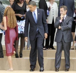 G8-M�TET: Politikerne ville ikke si noe bindende om hva som m� gj�res f�r 2020, skriver artikkelforfatteren. Her er president Obama og president Sarkozy. FOTO:EPA/MAURIZIO BAMBATTI/SCANPIX