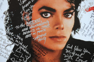  S�RGENDE FAN:  En poster av Michael Jackson dekket av hilsener fra fansen. Foto: AFP PHOTO / ROBYN BECK
