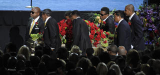 ETTER MINNESTUNDEN: Michaels br�dre b�rer ut b�ren. Foto: AFP PHOTO/PAUL BUCK