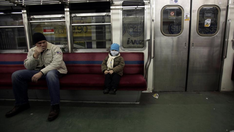 GUTT MED MASKE: P� metroen i Buenos Aires i Argentina. Fredag var det offentlig fridag i Argentina for at helsemyndighetene skulle f� arbeide med � hindre svineinfluensaen i � spre seg videre. Foto: AP Photo/Natacha Pisarenko