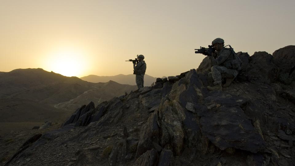 AFGHANISTAN: Amerikanske soldater betrakter fjellandskapet i Wardak-provinsen i Afghanistan. Fem allierte britiske soldater ble fredag drept i Helmand-provinsen. Foto: REUTERS / Shamil Zhumatov / SCANPIX