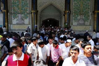 FREDAGSB�NN: Flere moskeer var fredag stengt i Urumqi.  (AP Photo/Eugene Hoshiko)
