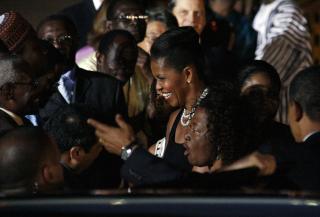 I GHANA: F�rstedame Michelle Obama m�tte ogs� stor jubel da hun og mannen ankom Ghana i natt. REUTERS/Finbarr O'Reilly (GHANA POLITICS)