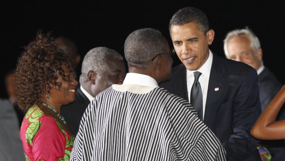  Obama hilser p� Ghanas president John Atta Mills og hans kone Ernestina Naadu Mills i Accra, Ghana.  REUTERS/Jason Reed