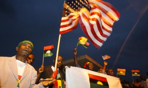 HELTEMOTTAKELSE: Store folkemengder var samlet p� flyplassen i Accra for � ta imot den amerikanske presidenten.   REUTERS/Luc Gnago