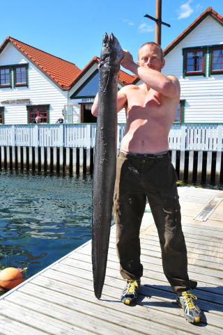 S������ STOR: P�l Bran�s p� kaia med byttet etter t�ffe tak under vann.Foto: GEIR NYB�