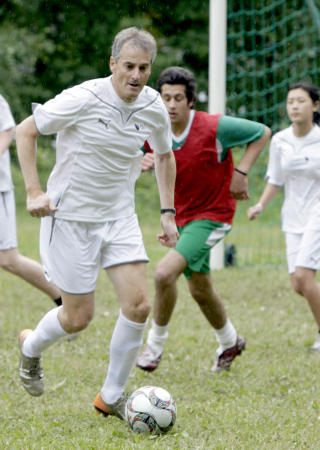 FOTBALL- OG UTENRIKSMINISTER: Utenriksminister Jonas Gahr St�re i aksjon p� fotballbanen under sitt bes�k p� AUFs sommerleir p� Ut�ya fredag. Foto: Terje Bendiksby / SCANPIX