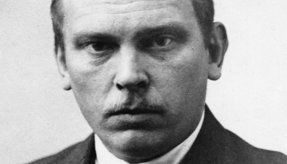 LYRIKER MED KRIMROMAN: Olaf Bull er regnet som en av Norges fremste lyrikere gjennom tidene. Krimromanen hans, �Mit navn er Knoph�, er nummer 15. i Dagbladets krimk�ring. Foto: NTBs arkiv