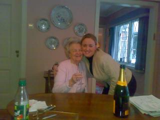 GOD STEMNING: Ole Schr�ders enke, Ruth Schr�der (89), f�r her en klem av advokat Garders kone Esther. De hygget seg med champagne og Mozell. MMS-foto: Privat
