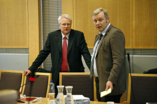 I RETTEN: Advokat Garder sammen med sin advokat K�re I. Moljord (t.v.)