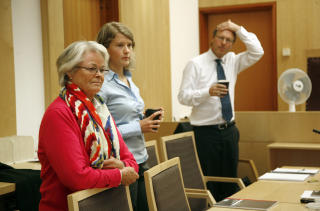 INNBITT KAMP: Schr�ders datter, Anne Aarheim (t.v.) kjemper n� for � f� tilbake formuen med hjelp av sin advokat Morten Steenstrup (t.h.). Foto: Steinar Buholm