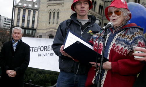 ENGASJERT: Forfatter Ebba Haslund holdt en appel under aksjonen Besteforeldre krever en ansvarlig klimapolitikk i 2007.
Foto: Jarl Fr. Erichsen / SCANPIX