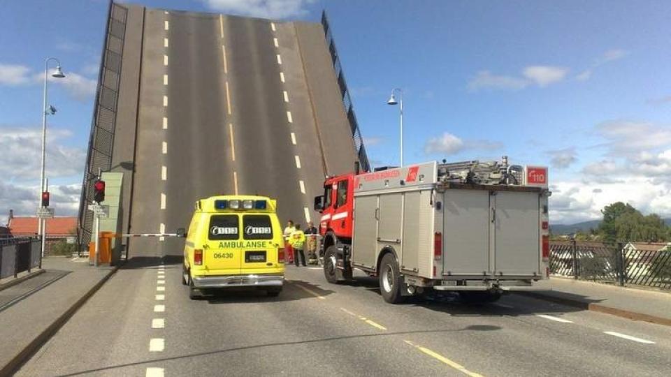OMKOM: En 85 �r gammel kvinne omkom da Porsgrunnsbrua ble �pnet for en b�t i ettermiddag. Foto: Bj�rn Harry Sch�nhaug/Varden