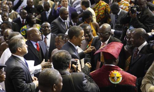 EGET ANSVAR: President Barack Obama hilser p� deler av parlamentet i Ghana. Der holdt han en tale der han poengterte at afrikanerne selv har ansvaret for Afrika.  Foto: AP Photo / Haraz N. Ghanbari / Scanpix