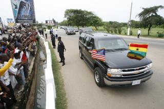 HELT: Ghanesere pr�ver � f� et glimt av Obama i det han kj�rer forbi. Han har blitt behandlet som en helt i landet. Foto: REUTERS / Luc Gnago / Scanpix