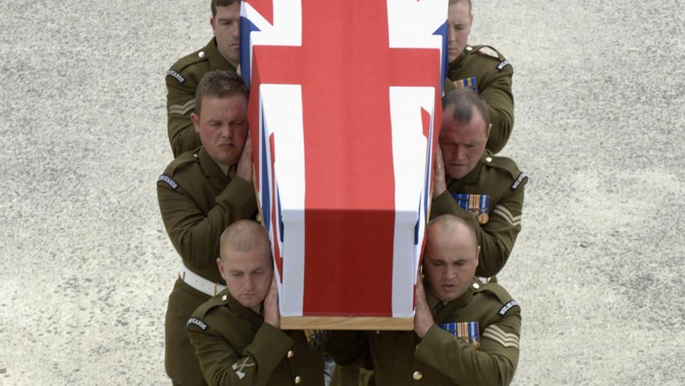 STORE TAP: Britene har mistet 15 soldater de siste ti dagene. Her b�res kisten til en d�d soldat under en seremoni i Wiltshire i det s�rlige England. Foto:   REUTERS/Ministry of Defence/Crown Copyright/Adrian Harlen/Scanpix
