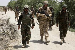 SKAL SKAPE FRED: Men britene m� t�le store tap. Her patruljerer en britisk oberst sammen med to afghanske soldater. Foto: REUTERS/Rupert Frere/MOD Crown/Scanpix