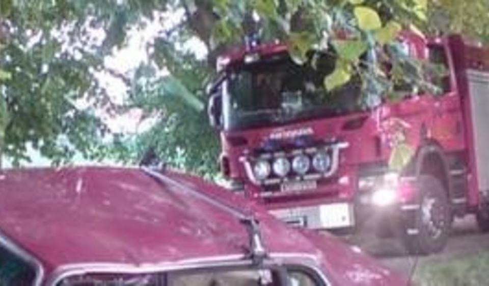 D�DE De to unge svenske mennene skal ha ligget p� taket av bilen i forgrunnen. Foto: Bj�rn Lockstr�m