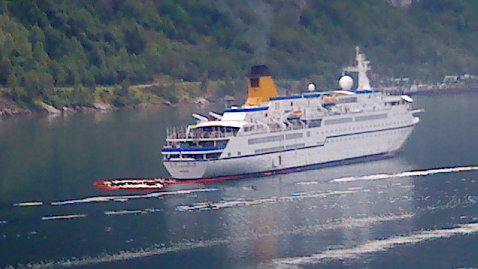 OLJES�L: Her er cruiseskipet Spirit of Adventure som s�lte olje i Geirangerfjorden. MMS-foto: Vegard Sulebakk