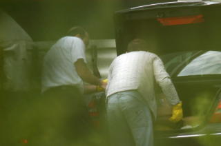 AVSL�RT: Mens de laster 70 kilo hasj inn i bagasjerommet p� en personbil, er politiets spanere parat med kameraet. Foto: KRIPOS