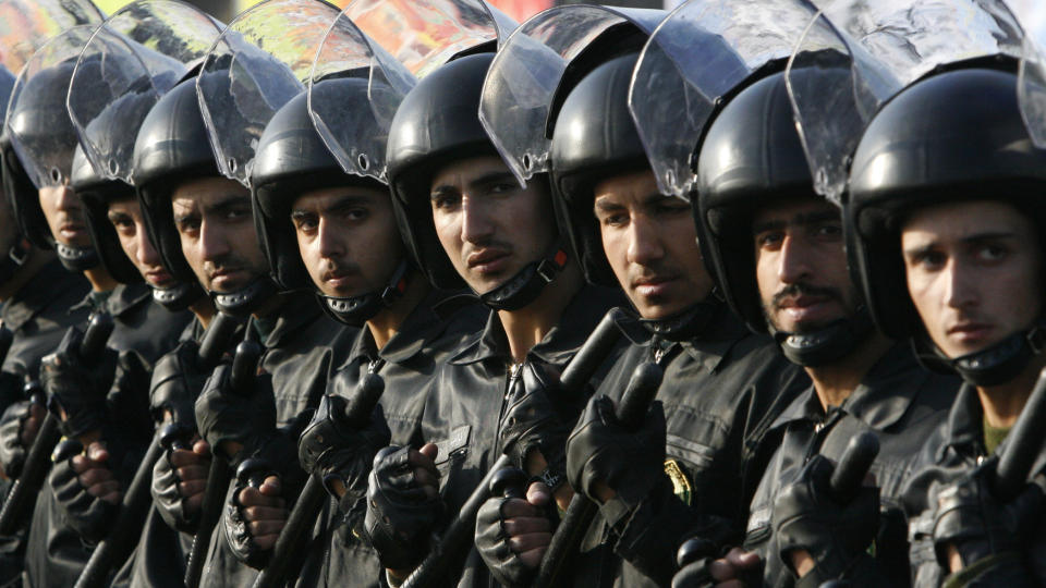 OFRER SEG: Myndighetenes soldater er villige til � ofre seg sine liv for jobben. Dette er et bilde av Irans anti-oppr�rspoliti. Foto: AP Photo/Vahid Salemi/Scanpix