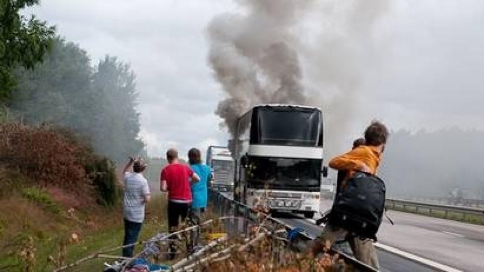 -DRAMATISK:  - Det kom plutselig store flammer og mye r�yk at av motoren. Ingen kom til skade, men det var ganske s� dramatisk, sier lydmannen Johan Kemp til Dagbladet. Timbuktus budd begynte � brenne p� E6 s�r for G�teborg i dag. Foto: Johan Kempe