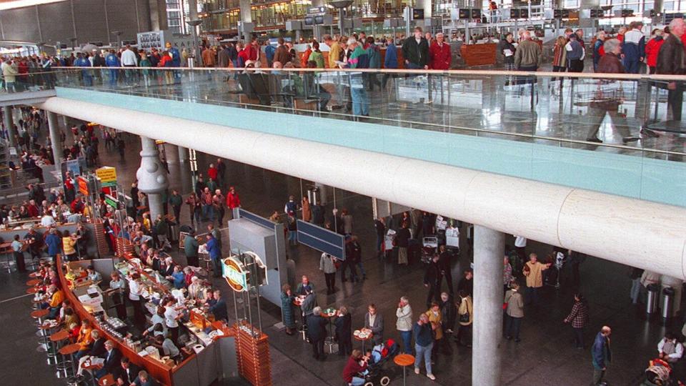 MANGE SKAL BETJENES: Det kan bli folksomt kan det bli i de rommelige hallene i terminalen p� Oslo Lufthavn Gardermoen. Foto: Per L�chen