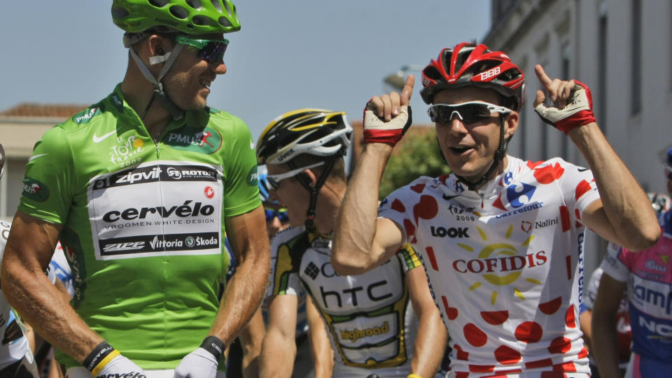 SER MULIGHETER: Thor Hushovd merker at litt av presset er lettet n� som han sitter med den gr�nne tr�ya. N� ser han fram til tre dager i noe lettere Tour-terreng. Her med klatretr�yeholder Christophe Kern. Foto: SCANPIX/AP/Bas Czerwinski