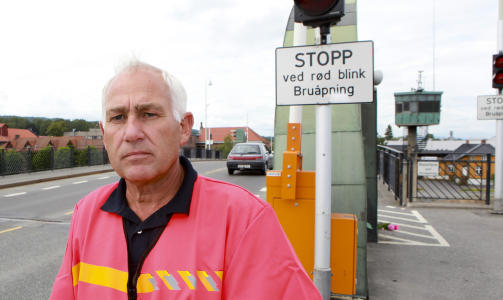 HAR ADVART: Seksjonssjef Jan Vidar Myrland i Statens vegvesen har tidligere advart mot � g� p� r�dt n�r klaffene p� brua skal �pnes for kryssende b�ter. Foto: Torbj�rn Berg/DAGBLADET