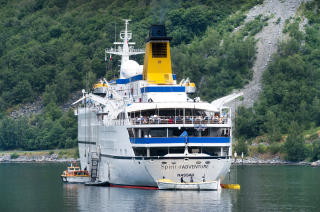 ER I BERGEN:  Cruiseskipet �Spirit of Adventure� er n� i Bergen, og f�r ikke forlate byen f�r feilen er utbedret. Her er det fotografert i Geirangerfjorden. Foto: Staale Watt�, Sunnm�rsposten/SCANPIX
