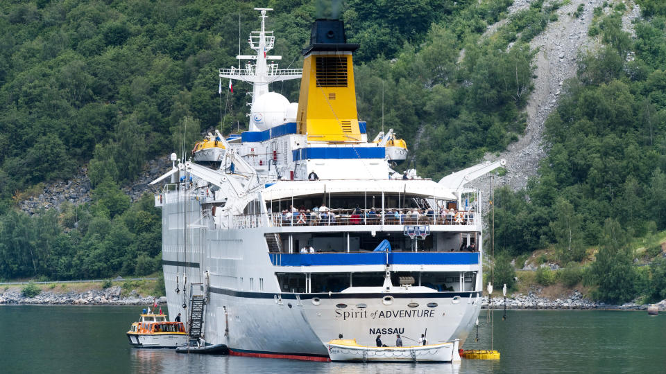SLAPP UT OLJE:  Cruiseskipet �Spirit of Adventure� slapp s�ndag ut olje i Geirangerfjorden. Skipet ble liggende til anker med lenser rundt deler av skipet. 
Foto: Staale Watt�, Sunnm�rsposten / SCANPIX