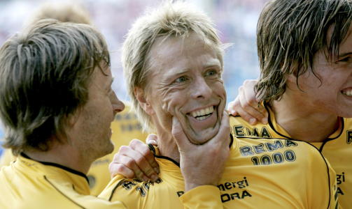 P� SMILEKURS: Jan Derek S�rensen var arkitekten bak Bod�/Glimts seiersm�l mot Lyn p� Ullevaal. Den tidligere Lyn-spilleren m�tte ha hjelp fra lagkamerat Stig Johansen for � finne glede over � ha sendt bunnrivalen et nytt steg n�rmere nedrykk.Foto: Kyrre Lien / SCANPIX