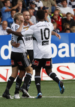 SCORTE: RBK spillerne Alexander Tettey (10) og Marek Sappara gratulere Rade Prica med 0-1 scoringen under  eliteseriekampen i fotball mellom Str�msgodset og Rosenborg p� Marienlyst stadion i Drammen s�ndag kveld.
Foto: Terje Bendiksby / SCANPIX